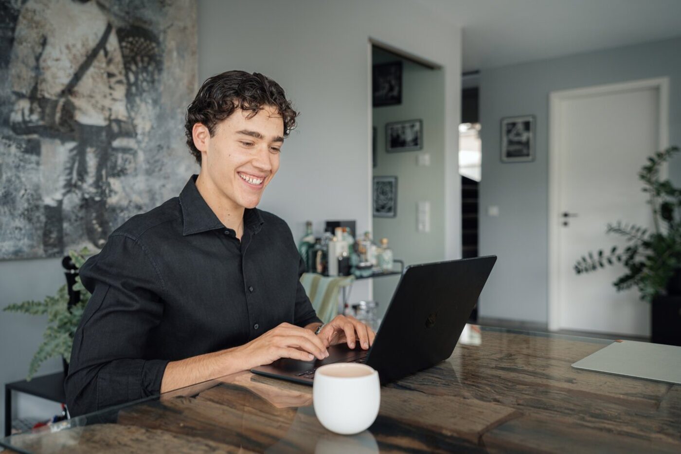 Vincent Rasmussen bei der Arbeit am Laptop